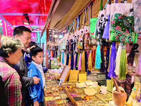 山会市集每个摊位前都被围得水泄不通 景区供图